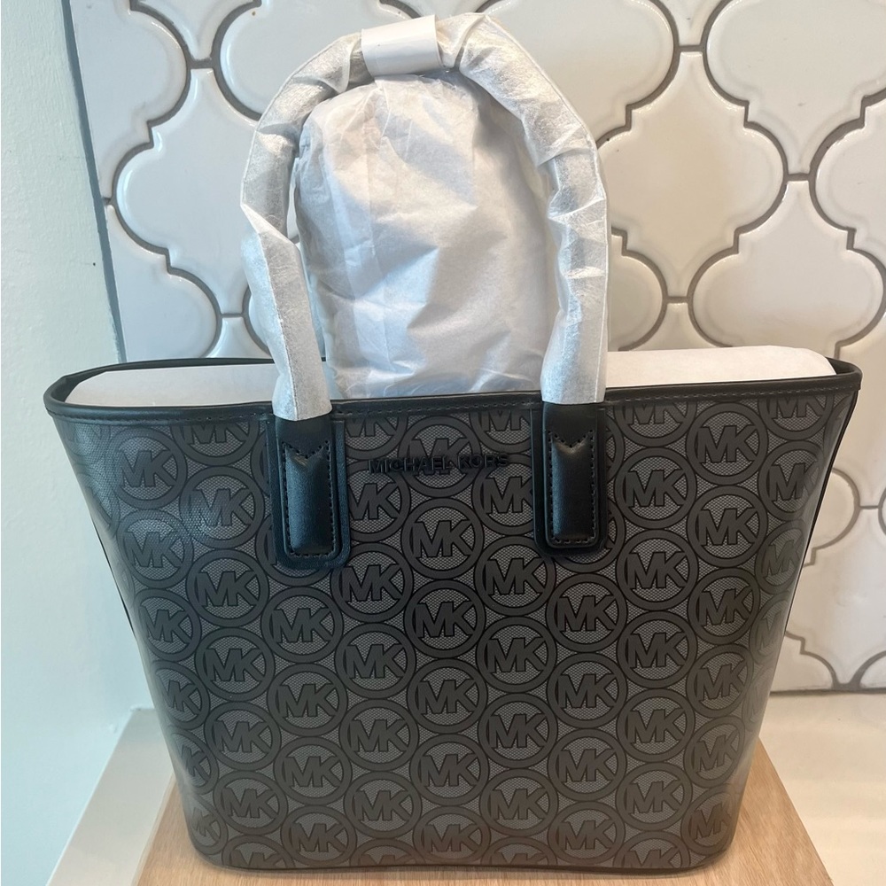 A decidedly chic tote bag.
Mini Size Tote : 11.5”W X 8H X 4.75”D